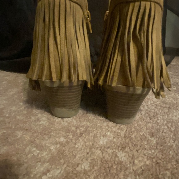 Soda fringe booties with heel/suede/9.5 - Picture 3 of 7